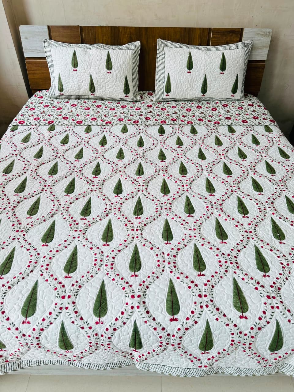 Block Printed Canopy Bedcover with Quilted Pillow Covers - Double bed